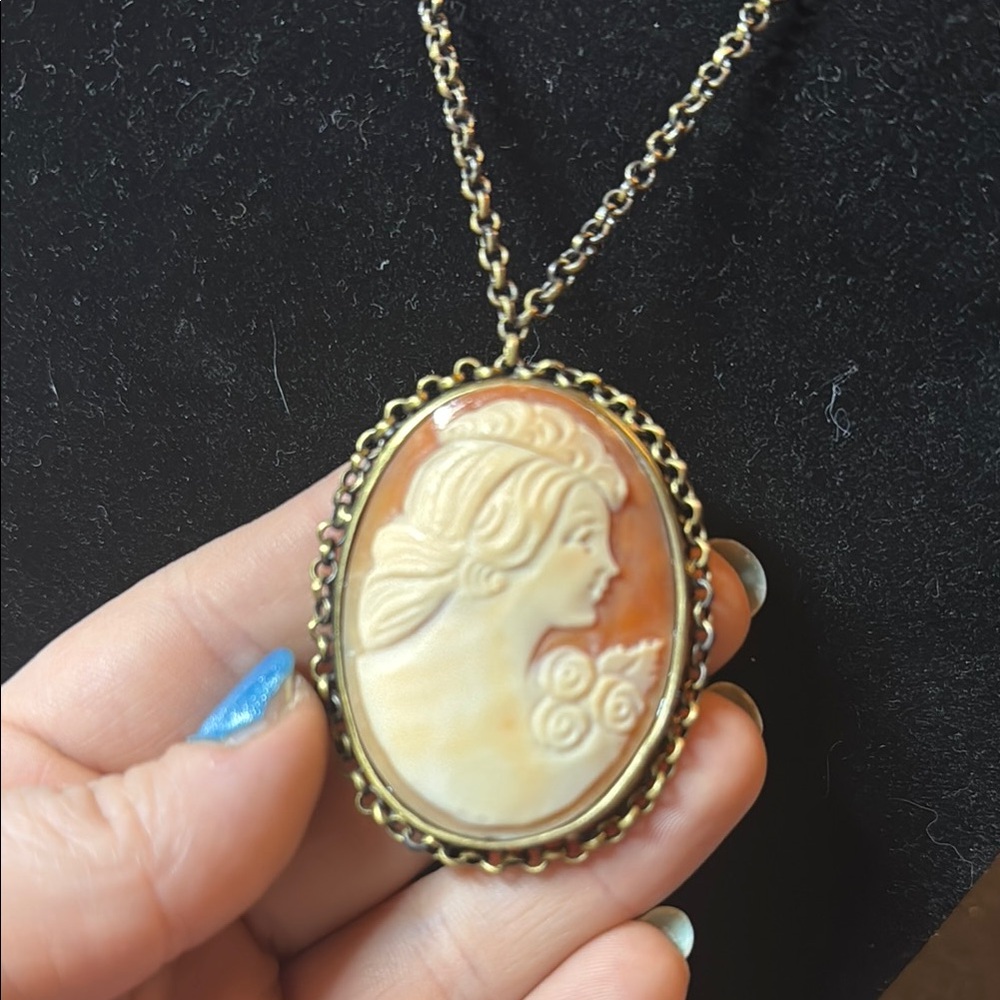 Elegant Cameo Pendant Necklace